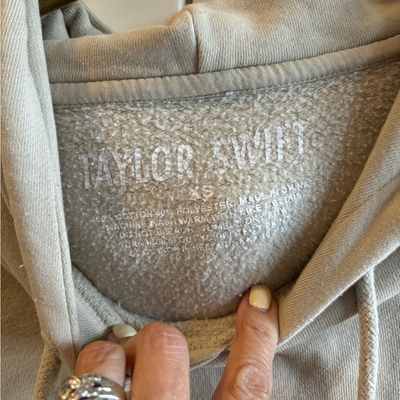 ✨TAYLOR SWIFT RED (Taylor's Version)
Oversized Hoodie Size XS - Picture 7 of 10
